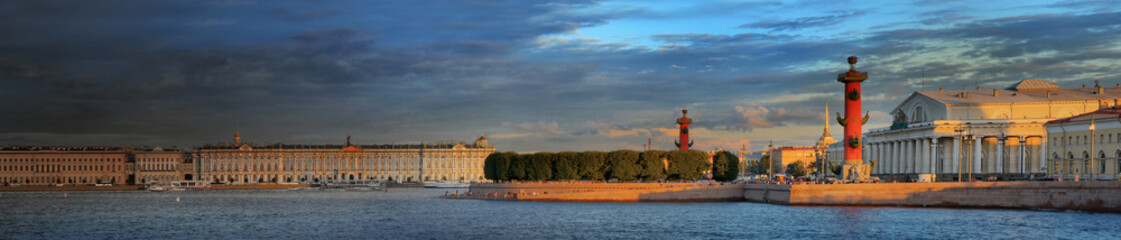 Wall Mural - The last rays of sunset over the Neva river and St. Petersburg