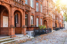 London Im Herbst: Typische, Britische Architektur In Einer Straße Im Bezirk Chealsea, Kensington, Großbritannien