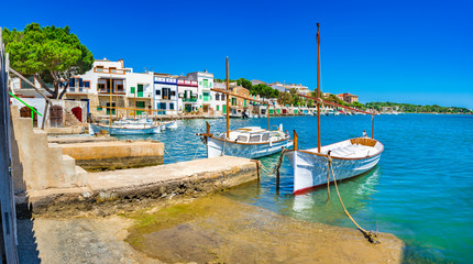 Wall Mural - Panorama Anblick alter Fischer Hafen Boote in Porto Colom auf Mallorca, Spanien Balearen Insel