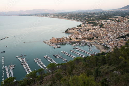Fotomural Hafen von Castellammare del Golfo am Abend