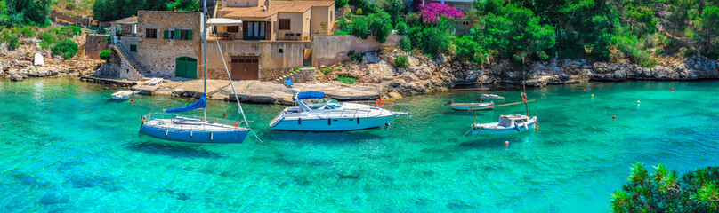 Wall Mural - Sommer Urlaub Reise Mallorca Meer Bucht Boote Mittelmeer Landschaft Insel Spanien