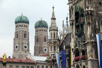 Wall Mural - Frauenkirche und Neues Rathaus in München