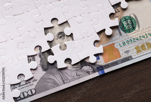 Cuadros en Lienzo American dollar hidden under puzzle pieces