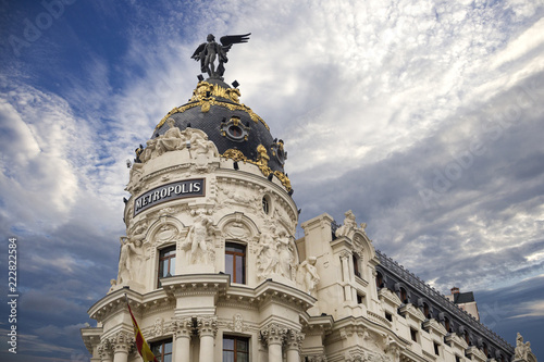 Fotografía Metropolis - one of the most beautiful buildings in Madrid, Spain with dramatic