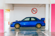 Voiture De Sport Aux Couleurs Pop Dans Un Parking