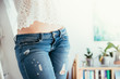 Junge Frau, Hüften in Jeans, Ausschnitt