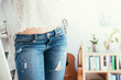 Junge Frau, Hüften in Jeans, Ausschnitt