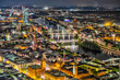 Die Frankfurter Innenstadt mit Bahnhofs- und Bankenviertel bei Nacht und künstlicher Beleuchtung