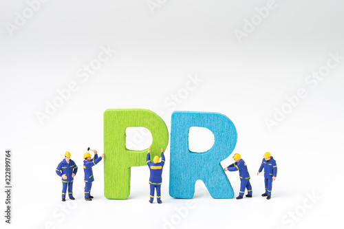 Fotografía PR, Public Relations concept, miniature people staff help building color wooden