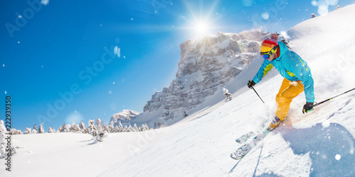 Dekoracja na wymiar  narciarz-na-nartach-zjazdowych-w-wysokich-gorach