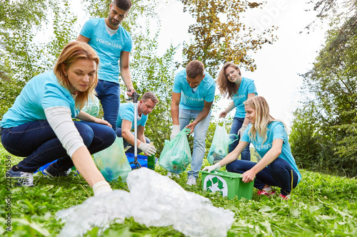 Fotografía Umweltschutz Gruppe beim Müll sammeln in Natur