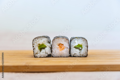 Foto Japanese food Sushi Roll Maki of Salmon and avocado