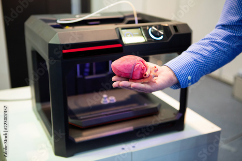 Fotografía The cardiosurgeon demonstrates the heart printed on a 3d printer