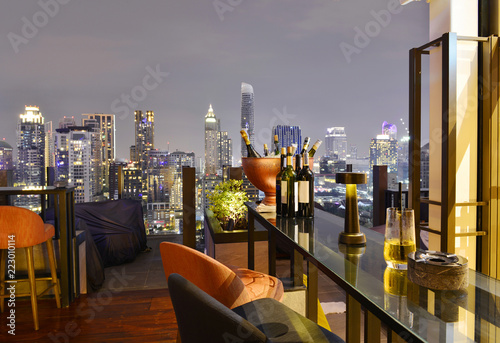 Fotografía Bangkok city view point from rooftop bar, overlooking a magnificent cityscape bl