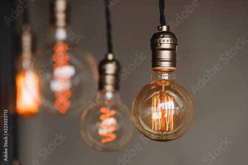 Cuadros en Lienzo Set edison retro lamp on loft gray concrete background.