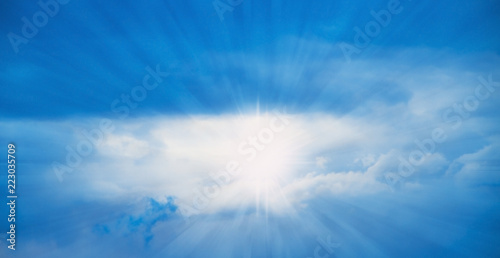 rayos de luz entre las nubes del cielo azul