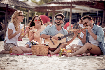 Canvas Print - Smiling friends having fun on the beach