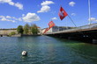 Schweizerflaggen auf Brücke