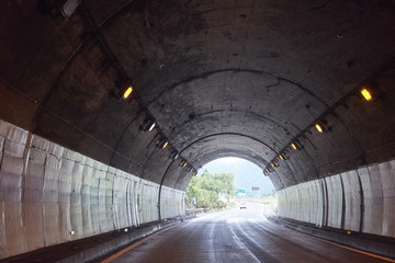 高速道路のトンネルの中