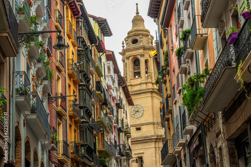 Cuadros en Lienzo In den Gassen von Pamplona mit Kathedrale Santa Maria la Real