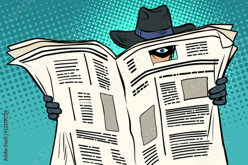 Fotografía spy watches through the newspaper