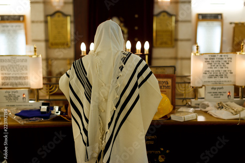 Cuadros en Lienzo Orthodox ultra Orthodox Jew from a tallit in the synagogue Yom Kippur, Sukkot