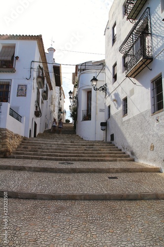 Fotografía Narrow streets and white facades in Altea