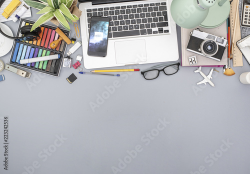 Smartphone On Creative Office Desk Mockup Kaufen Sie Se Smartphone On Creative Office Desk
