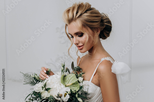Fotografía beautiful sexy young blond woman in bath with rose petals