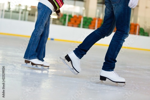 Fotomural Close-up of Legs in Skates on Skating Rink