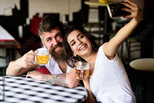 Cuadros en Lienzo Take selfie photo to remember great date in pub
