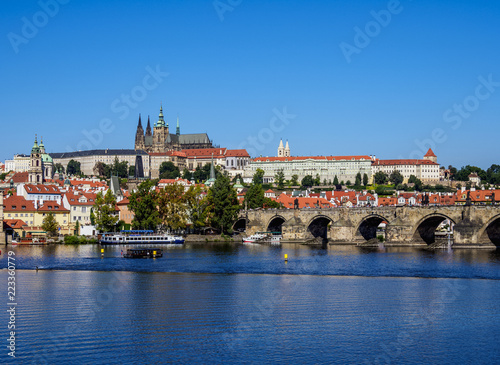 Photo View over Vltava River and Charles Bridge towards Castle with Cathedral, Prague,