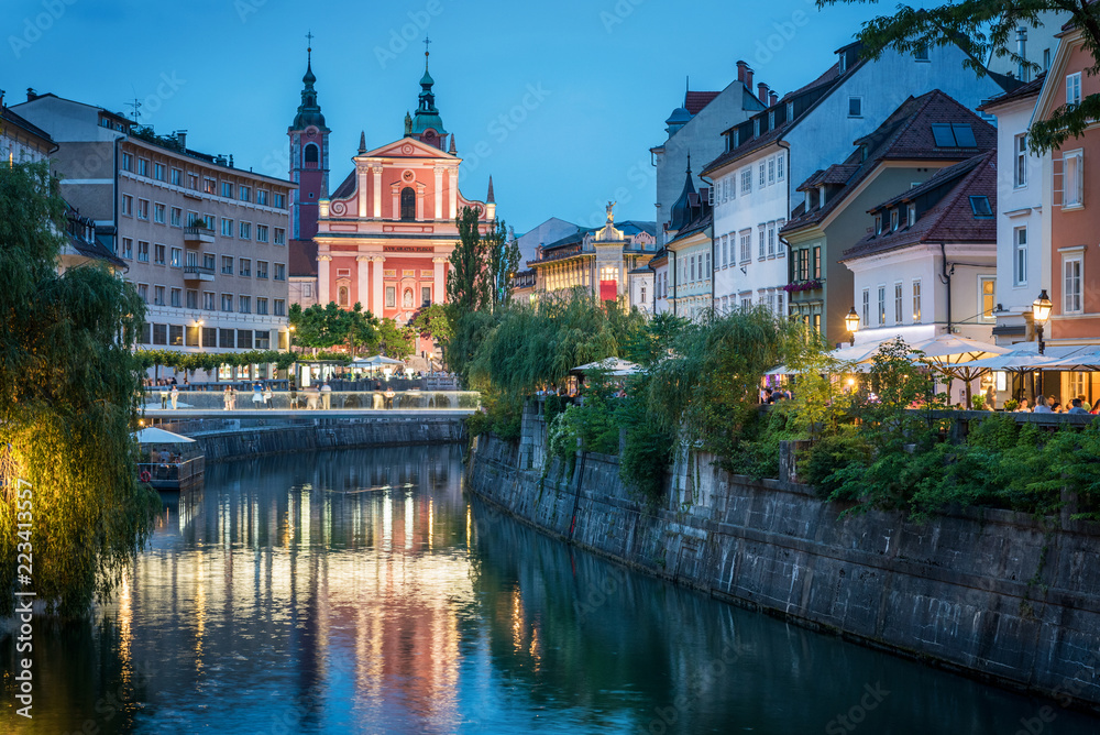 Obraz na płótnie Evening view of the bridge and Ljubljanica river in the city center. Ljubljana, capital of Slovenia. w salonie