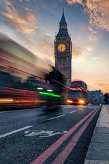 Fototapete - Der Big Ben Turm in London bei Sonnenuntergang und Rushhour mit vorbeifahrendem Bus 