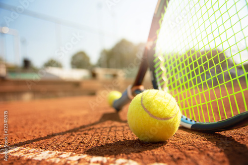 Fotomural Tennis, Tennisschläger und Tennisball am Tennisplatz