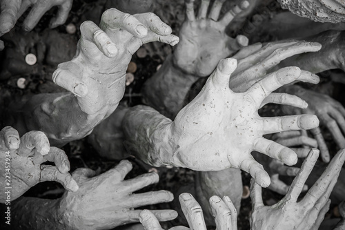 Fotografía Sculpture of hundreds outreaching hands