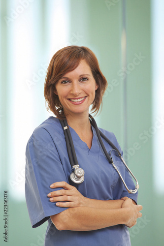 Fotografia Portrait of smiling young woman doctor in scrubs