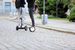 Młodzi ludzie na deskorolkach elektrycznych jadą ulicami miasta Wrocław, hoverboard.