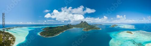 Fotomural Panoramic aerial view of luxury overwater villas with palm trees, blue lagoon, w