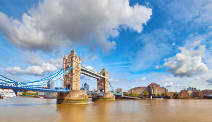 Fototapete - Tower Bridge in London on a bright sunny day, panoramic image