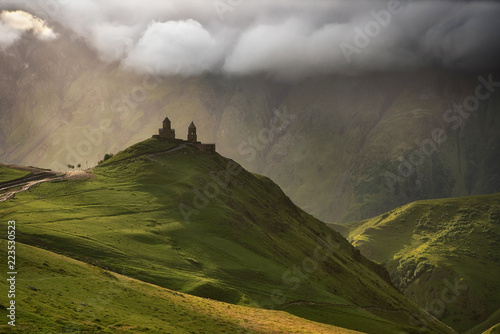 wschod-slonca-przy-gergeti-trinity-church-z-promieniami-slonca-z-gory-kazbegi-w-gruzji