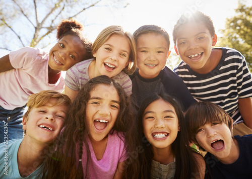 Fotomural Multi-ethnic group of schoolchildren on school trip, smiling