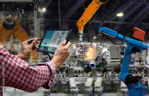 Cuadros en Lienzo Engineer touch screen control robot the production of factory parts engine manuf