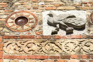 Fassade mit zahlreichen Schmuckelementen und Reliefs der Kirche der Abbazia di Pomposa, c. 800-1400