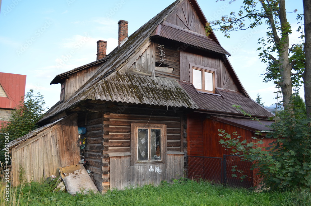 Stary drewniany opuszczony dom, Zakopane, Polska - obrazy, fototapety, plakaty 