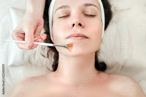 The Cosmetologist Applies Oil Or Phytic Acid To The Client S