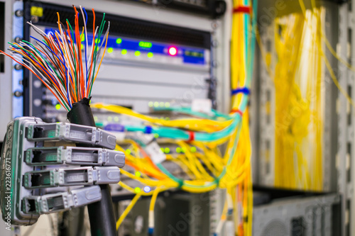Foto A mechanical robot arm holds a damaged Internet cable in the data center server