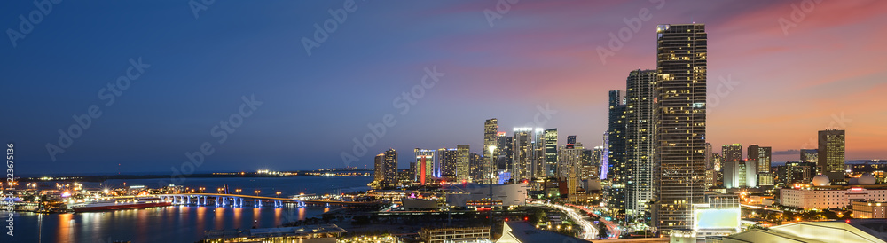 Miami downtown at night - obrazy, fototapety, plakaty 