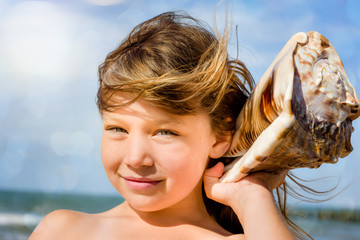 Poster - belle jeune fille écoutant la mer