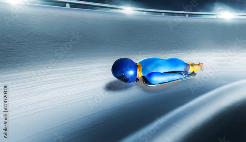 Dekoracja na wymiar  sport-szkieletowy-sportowiec-zjezdza-saniami-po-lodowym-torze-sporty-zimowe-bobsleje